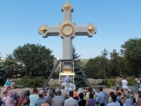 Крест, который прислали из Екатеринбурга - будет водружен на место железного временного