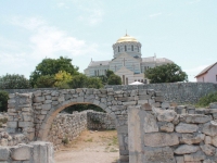 Храм св. Владимира и руины Херсонеса